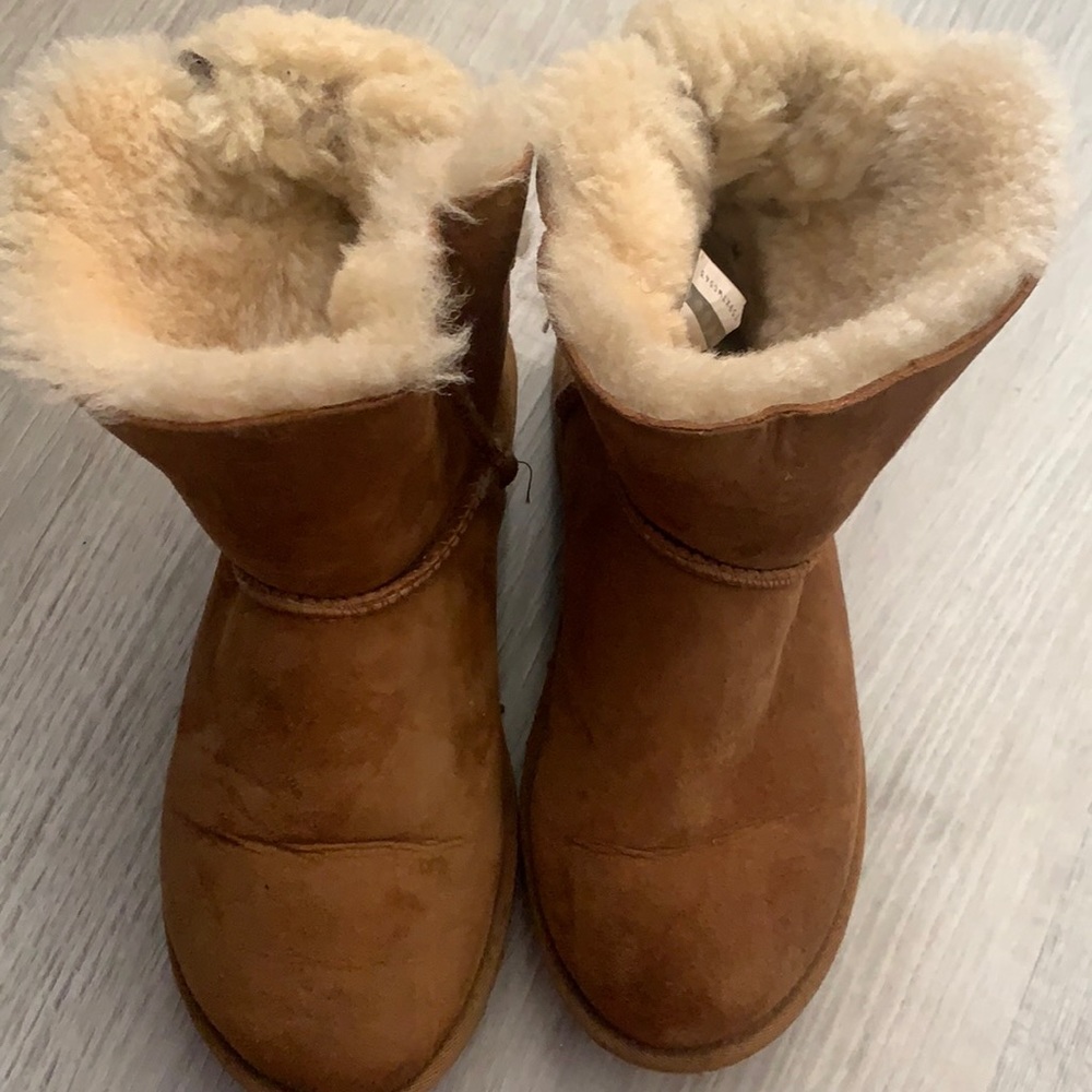 Ugg Short Bow Chestnut